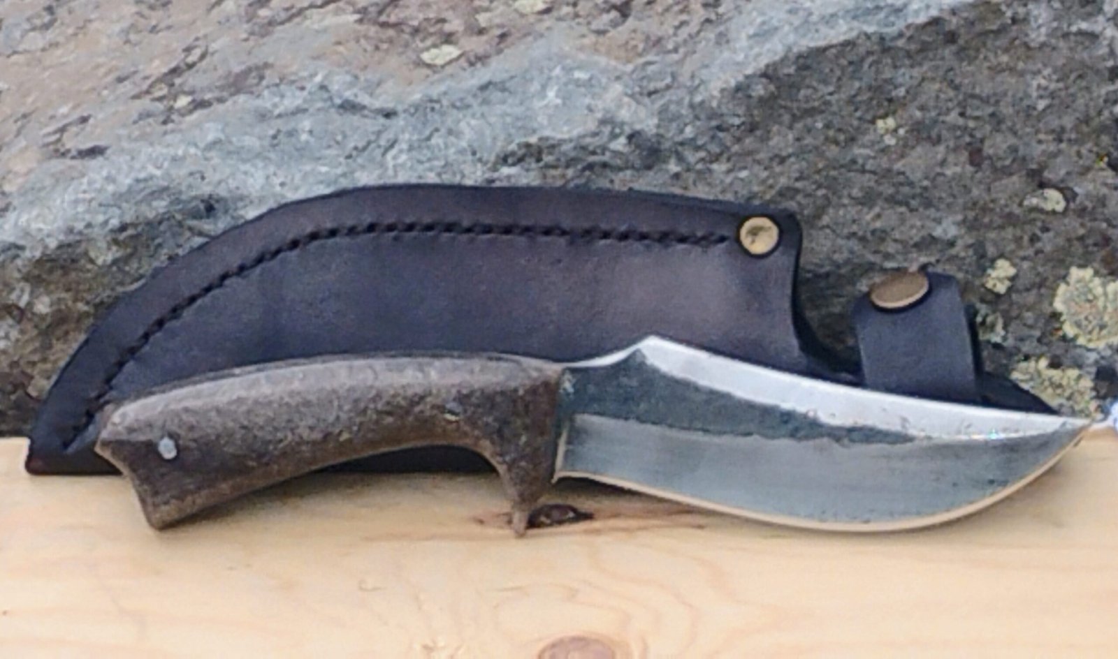 1095 Drop-Forged Skinner Knife – Stone Resin Handle & Leather Sheath